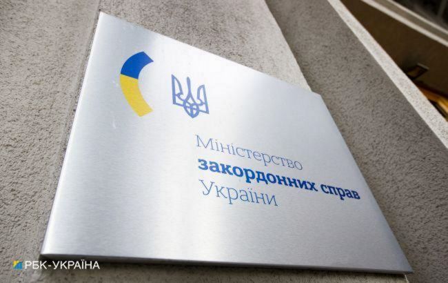 МИД о выезде семей дипломатов из Украины: эвакуацию объявили только четыре из 129 посольств