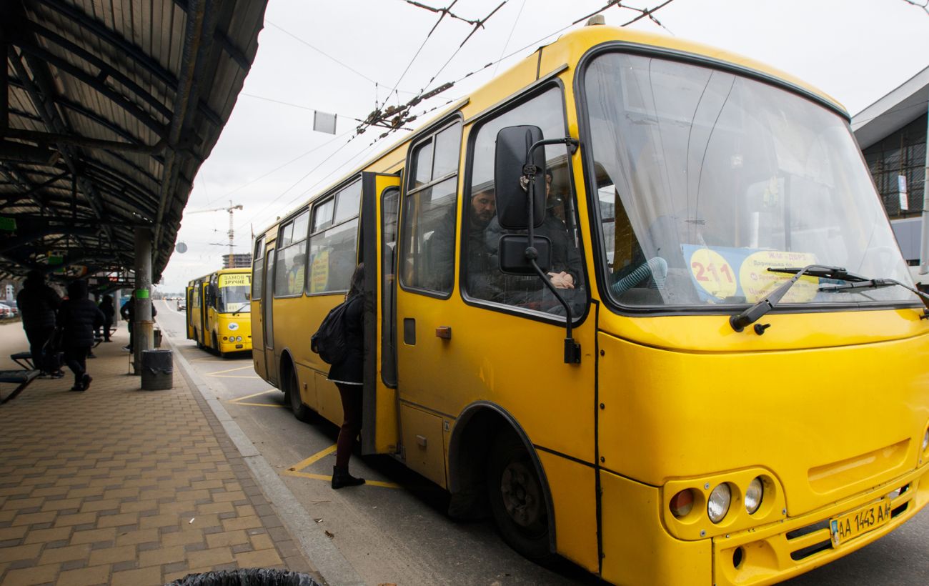 В Киеве из-за обстрелов повреждены 70 маршруток: какие рейсы будут работать с изменениями