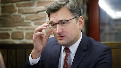 Освобожденные украинцы в Беларуси уже в посольстве, - Кулеба