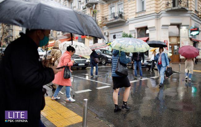 Діставайте парасольки: синоптики розповіли, де пройдуть дощі