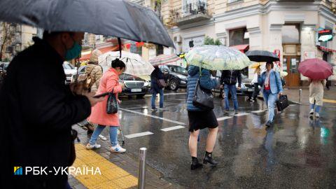 Затоплені вулиці, блискавка та злива: наслідки негоди в Києві