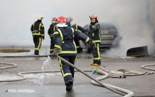 Во время тушения пожара в Киеве пожарные спасли двух человек