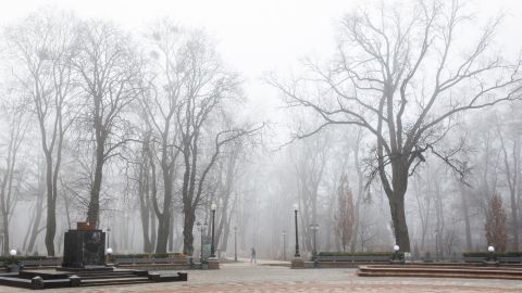 Жовтий рівень небезпеки: Київ сьогодні накрив туман