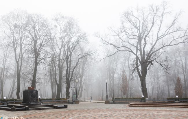 Жовтий рівень небезпеки: Київ сьогодні накрив туман