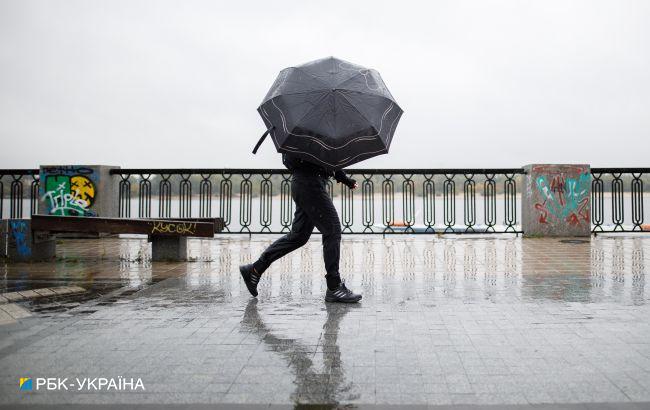 У північних та більшості центральних областей дощі, місцями грози: погода на завтра