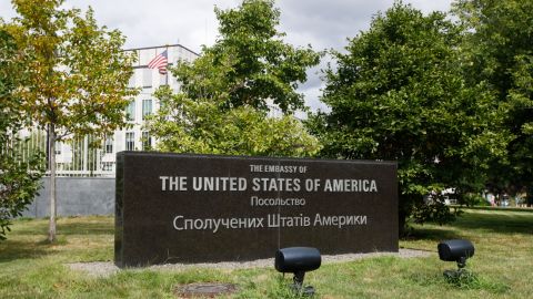 США закликають своїх громадян негайно покинути Україну