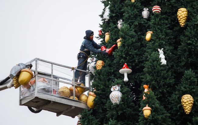 На ялинці у Києві встановили зірку, замість капелюха: скільки вона коштує