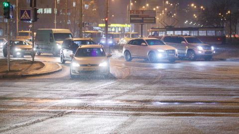У МВС дали рекомендації водіям через ожеледицю на дорогах