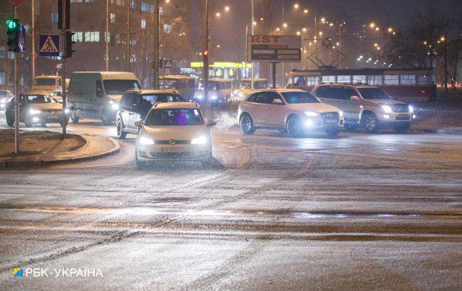 У МВС дали рекомендації водіям через ожеледицю на дорогах