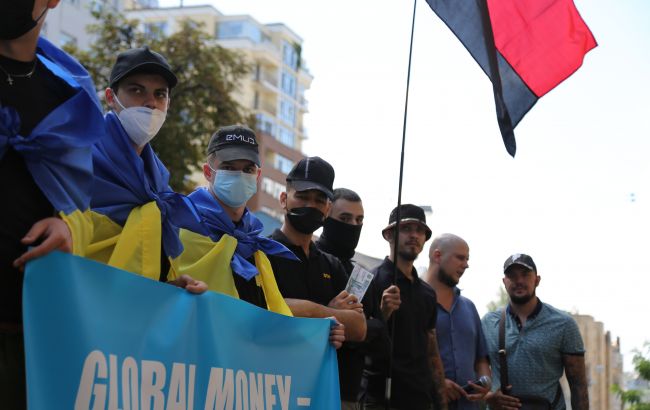 В Киеве продолжаются акции протеста из-за работы Globalmoney: что известно