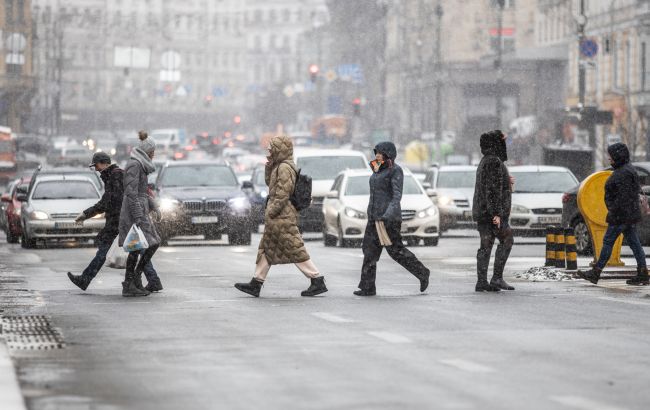 В Україні випав перший сніг. Дивіться, як засніжило вулиці міст! (відео)