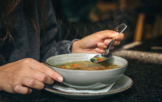 Гастроентеролог розповів, чи дійсно потрібно їсти суп, щоб бути здоровим
