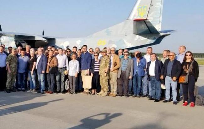 Українські дипломати вилетіли на Донбас на нараду послів