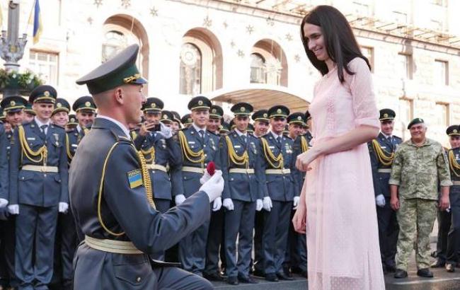 Військовий курсант зробив пропозицію своїй дівчині прямо на параді до Дня Незалежності (фото, відео)
