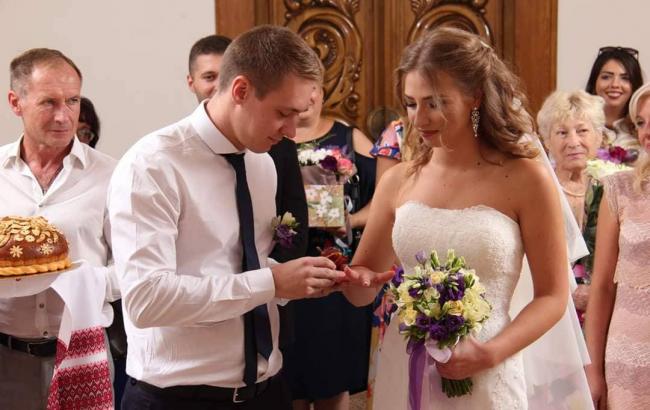Весільний серпень: у Києві рекордна кількість пар одружилися у "щасливі дати"