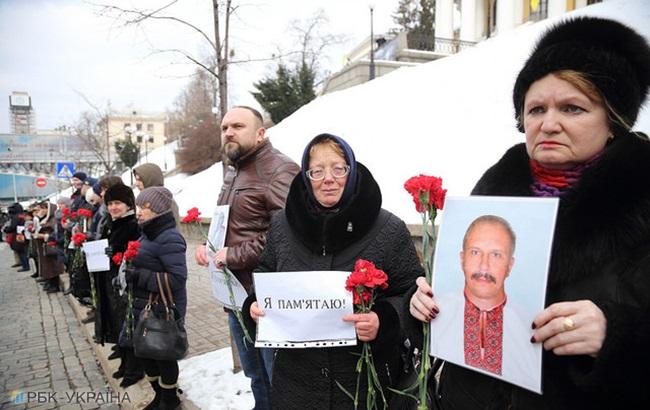 "Я помню": в центре Киева устроили "живую цепь" в честь погибших на Майдане (фоторепортаж)