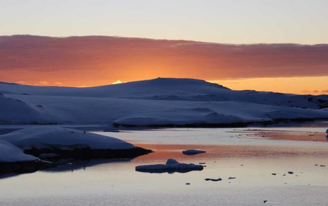 Украинские полярники показали "белые ночи" в Антарктиде: невероятные фото