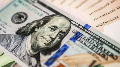 Курс долара помітно знизився після зростання останніми днями