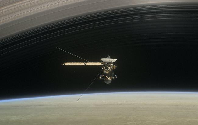 Появилось видео пролета зонда Cassini вдоль поверхности Сатурна