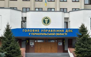 Вимагали мільйони гривень та "відкати": затримано топпосадовців податкової Тернопільщини