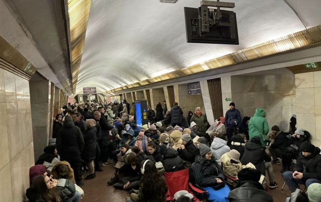 Одеяла и зарядки: какие услуги доступны в киевском метро во время воздушных тревог