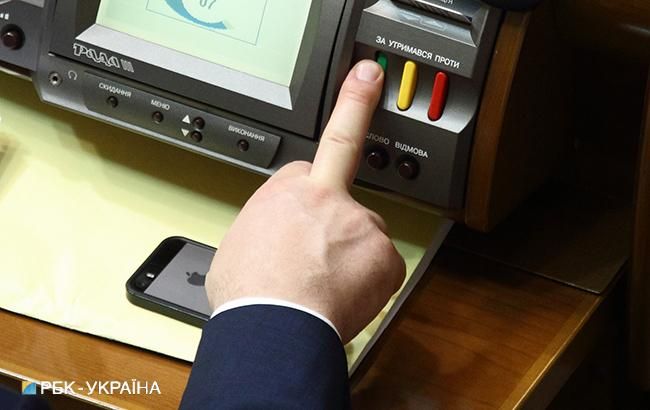 Во время голосований ВР в 2018 году "кнопкодавили" 140 нардепов