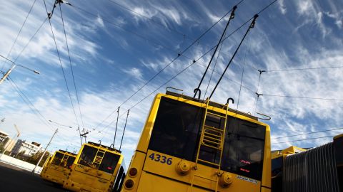 У центрі Києва неадеквати напали на тролейбус: на допомогу кинувся кур'єр на байку