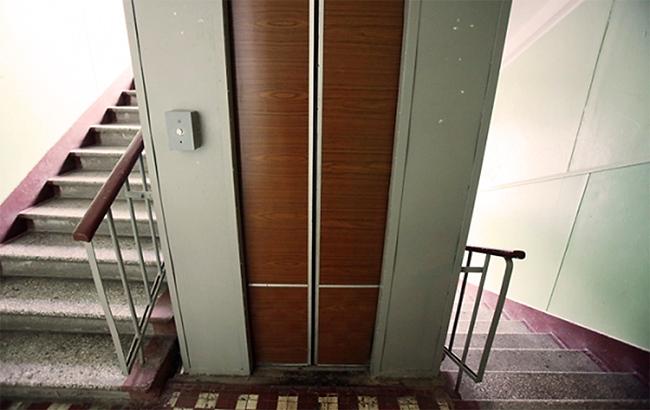 У Києві впав ліфт: пенсіонерка пролетіла 10 поверхів