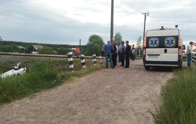 У Чернігівській області вантажний поїзд збив автомобіль, є загиблий