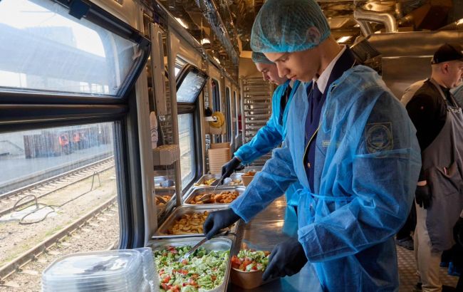 Укрзализныця показала, как работает поезд-кухня в Харьковской области: фото