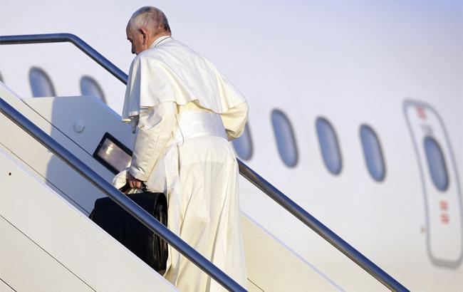 Папа Римский забрал в Италию 12 сирийских мигрантов