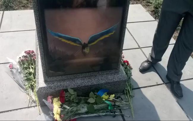 В Киеве памятник воинам АТО облили краской