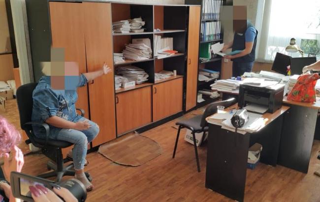 В Донецкой области арестовали двух чиновников ПФ за вымогательство денег у переселенцев