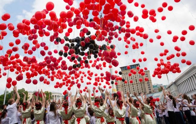 На Майдане прошел детский флешмоб "Цветок памяти"