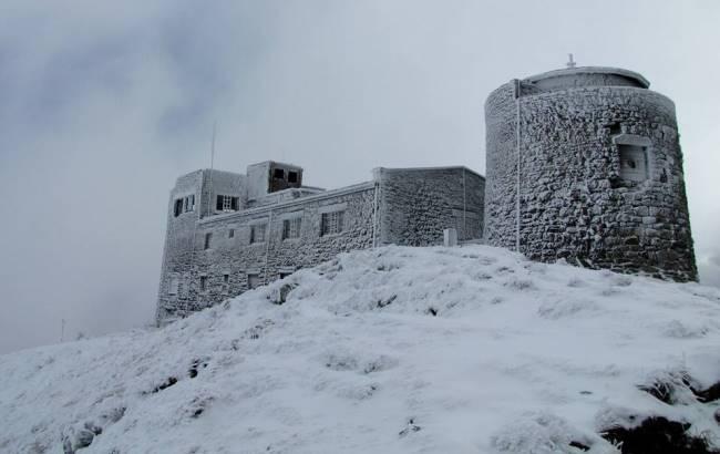 Дыхание зимы: за сутки высокогорье Карпат укрыло 10 см снега (фото, видео)