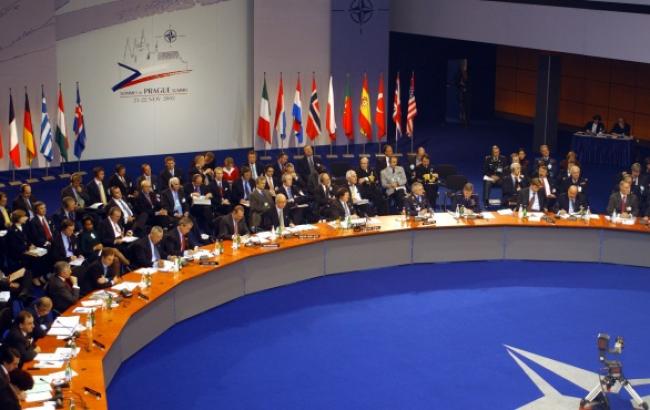 Министры стран НАТО осудили Россию за отправку танков и ПВО на Донбасс