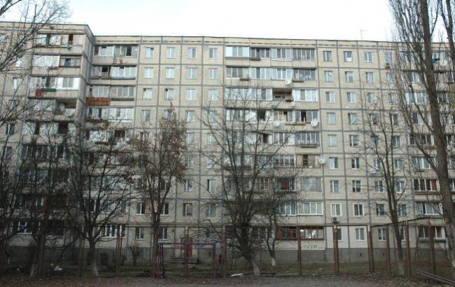 У Києві хлопець випав з вікна 6-го поверху і відбувся забиттям