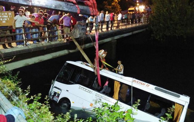 В Турции автобус со школьниками упал в оросительный канал, есть погибшие