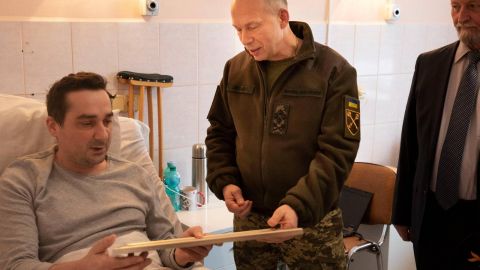 Сирський показав фото з лікарні і розбурхав мережу: що сталося