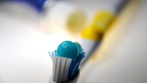 Деякі зубні пасти можуть вбити коронавірус за 2 хвилини: вчені розкрили секрет