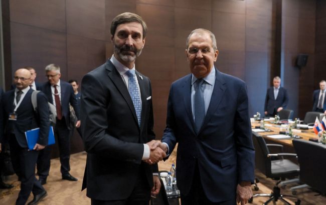 Глава МЗС Словаччини потис руку Лаврову. Прем'єр назвав це "збалансованою політикою"