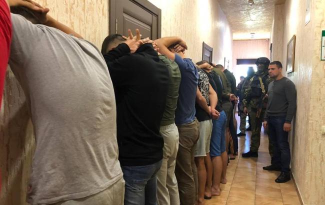 В одной из гостиниц Одессы задержали 25 вооруженных мужчин