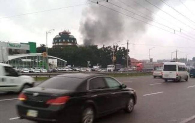 В Киеве на Кольцевой дороге горит гостиница