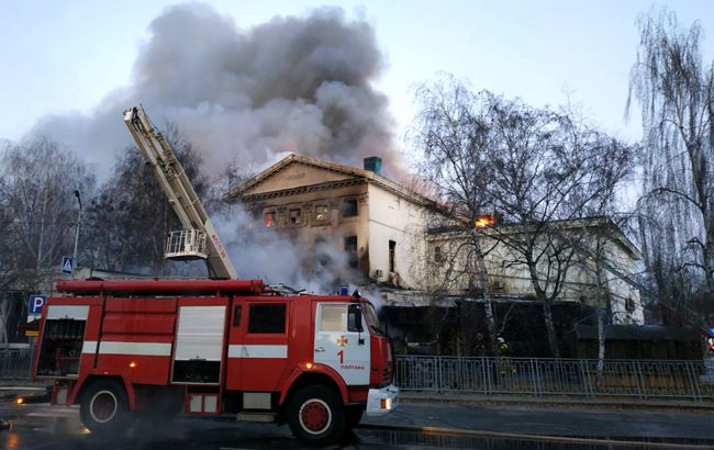 У Полтаві через майже 9 годин загасили масштабну пожежу в історичній будівлі