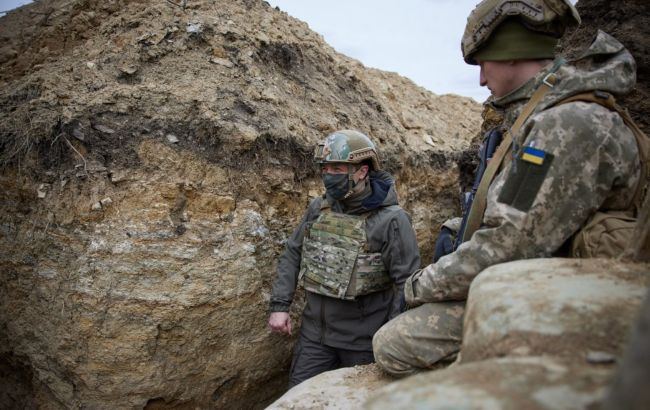 Зеленський відвідав передові позиції на Донбасі. Вручив нагороди військовим