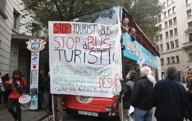 В Барселоне неизвестные напали на автобус с туристами