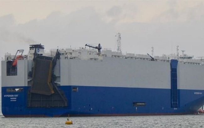 Тушить пожар мешали электрокары. Около Вьетнама загорелось судно с 4500 автомобилями