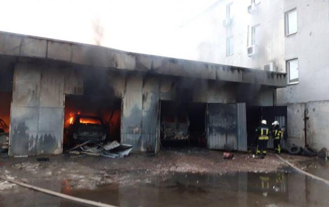 У Києві сталася пожежа на СТО, горять автомобілі