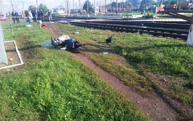 Под Киевом скоростной поезд сбил женщину на мопеде