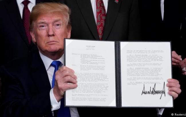 Трамп підписав указ, що дозволяє ввести мита на імпорт товарів з Китаю